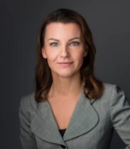 Porträtfoto einer dunkelhaarigen Frau mit schulterlangem Haar