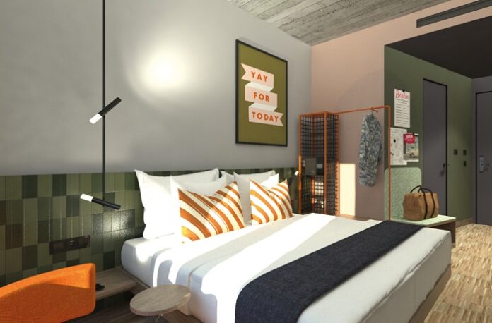 Zimmer mit Doppelbett und orangem Sessel