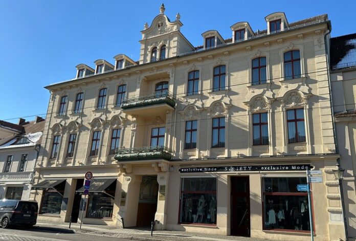 Steinfassade in frühklassizistischem Stil