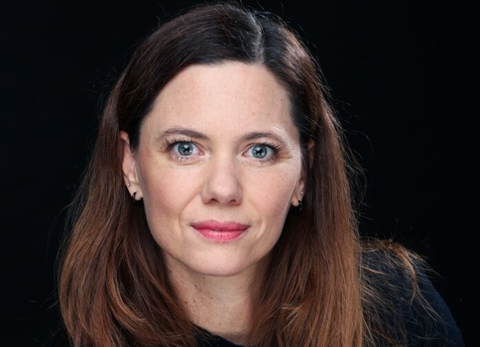 Porträtfoto einer Frau mit langen dunklen Haaren