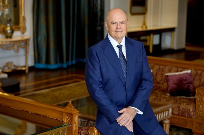 Mann mit Glatze in blauem Anzug mit Kravatte