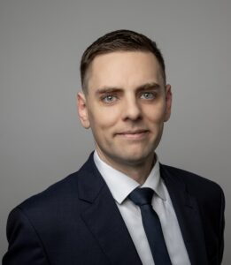 Dunkelhaariger Mann mit Anzug und Krawatte