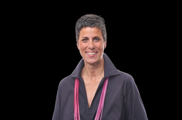 Porträt einer Frau mit dunklem Kurzhaarschnitt