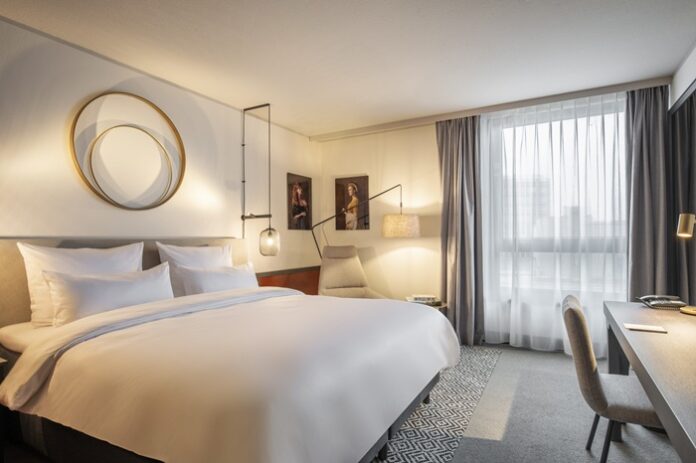 Dezentes modernes Interieur mit Doppelbett und Schreibtisch