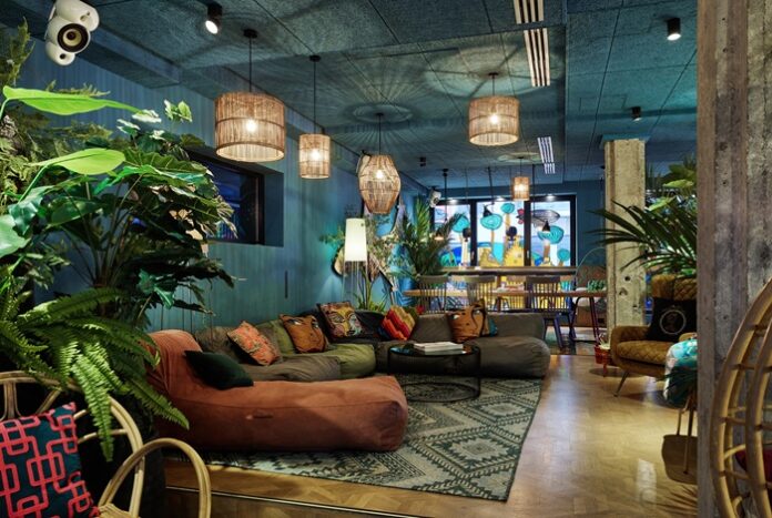 Lässige Loungemöbel umgeben von mehreren Pflanzen