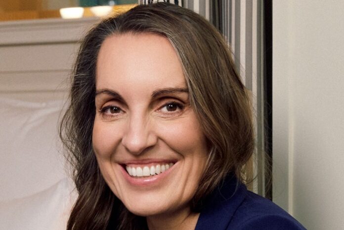 Frau mit dunklem langem Haar