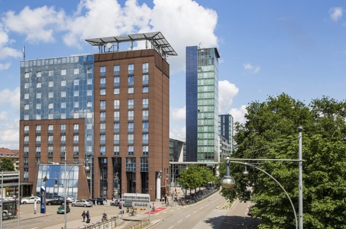 Hohes kubisches Gebäude aus rotem Stein