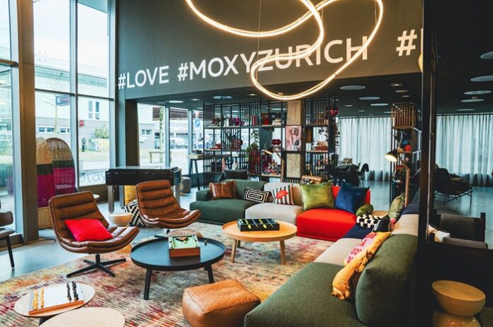 Gemütlicher und farbenfroh eingerichteter Lounge-Bereich