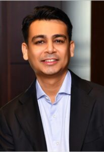 Junger dunkelhaariger Mann mit Hemd und Jacket