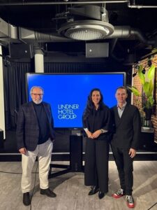 zwei Männer und eine Frau in der Mitte