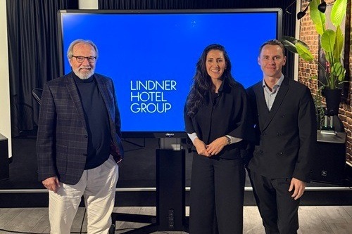 Zwei Männer und eine Frau in der Mitte