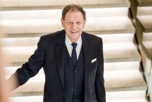 Mann im dunklen Anzug mit Krawatte