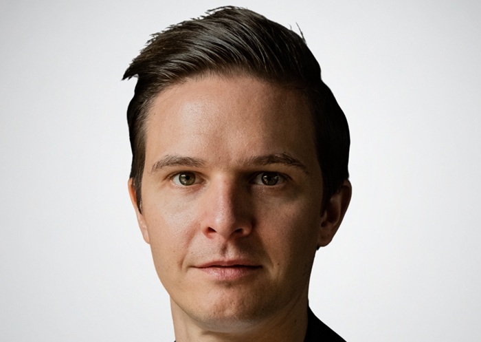 Kopf eines Mannes mit kurzem dunklem Haar