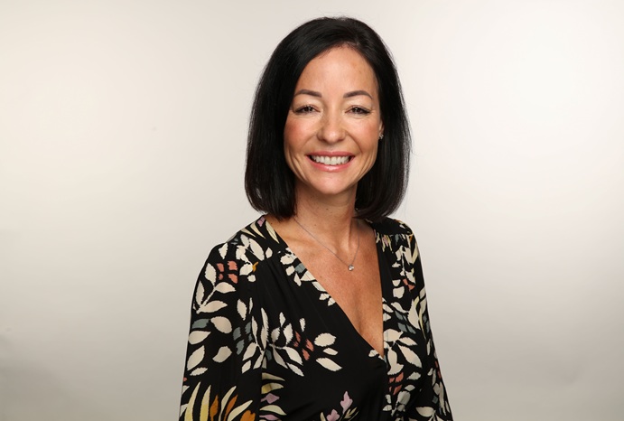 Dunkelhaarige Frau mit Pagenkopf