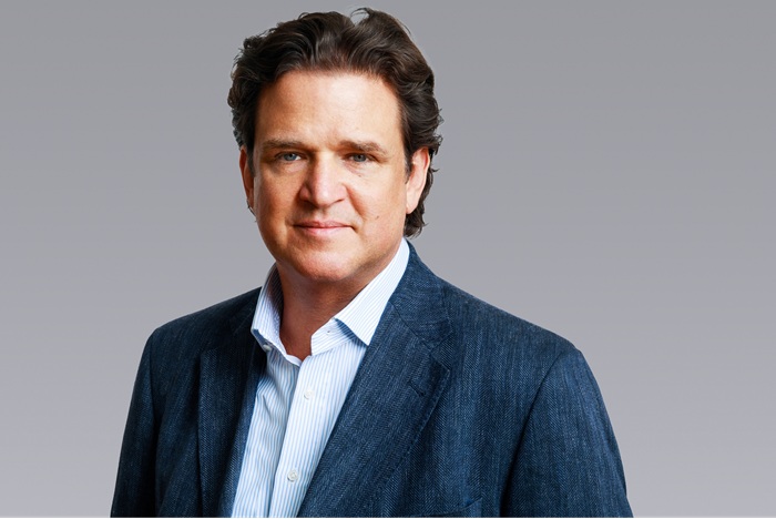 Braunhaariger Mann in Hemd und Jacket