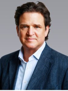 Porträt eines dunkelhaarigen Mannes in Jacket