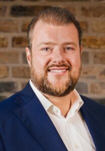 Mann mit Bart, Hemd und Jacket