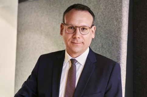 Mann mit Brille und Anzug