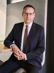 Mann mit Brille und Anzug