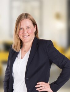 Frau im schwarzen Jacket
