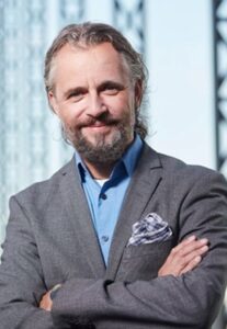 Mann mit Bart und Sakko