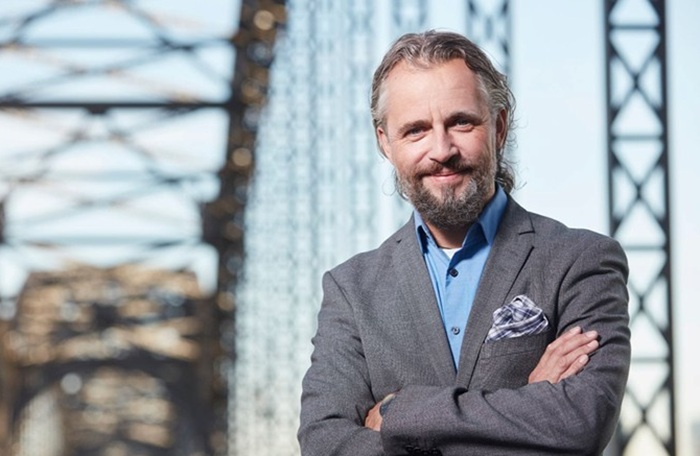 Mann mit Bart und Sakko