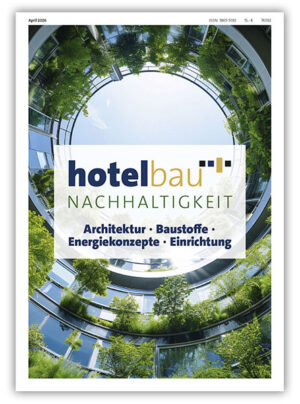 Sonderausgabe &sbquo;hotelbau NACHHALTIGKEIT&lsquo;: Cover mit begr&uuml;ntem Innenhof vor Holz-Hintergrund