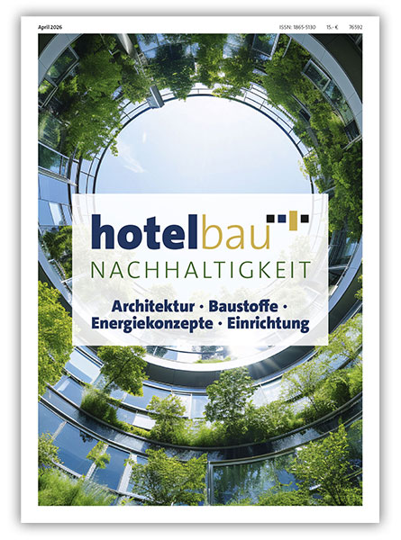 Sonderausgabe ‚hotelbau NACHHALTIGKEIT‘: Cover mit begrüntem Innenhof vor Holz-Hintergrund