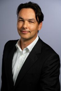 Dunkelhaariger Mann mit schwarzem Sakko