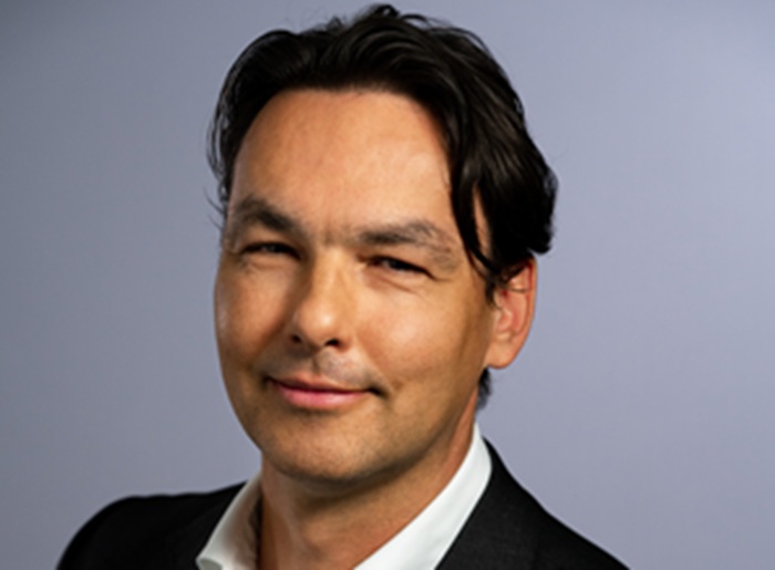 Dunkelhaariger Mann mit schwarzem Sakko