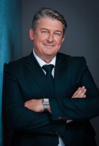 Mann mit grau meliertem Haar und Anzug