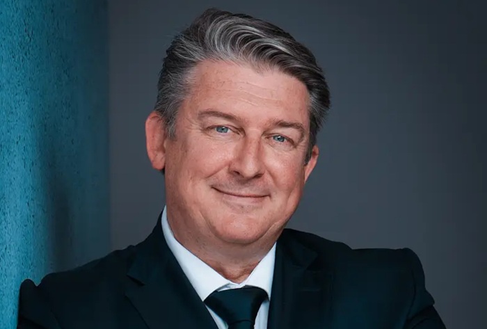 Porträt eines Mannes mit grau meliertem Haar und Anzug