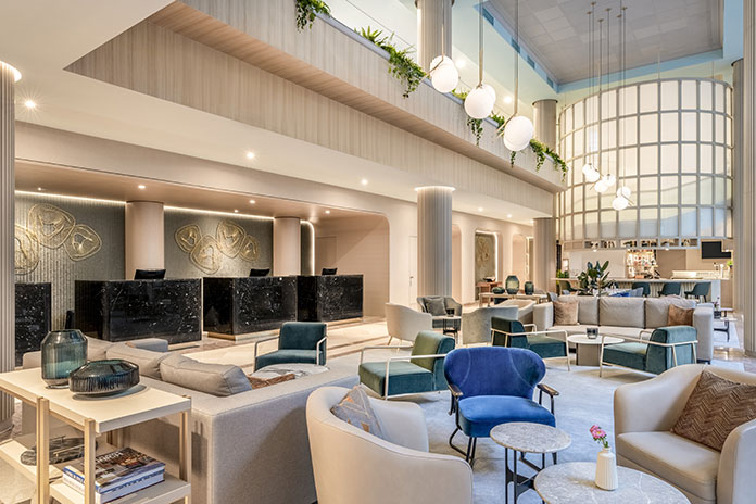Hochwertig gestaltete Hotellobby mit Lounge, Rezeption und Bar als Beispiel für Hospitality-Innenausbau von Brumann