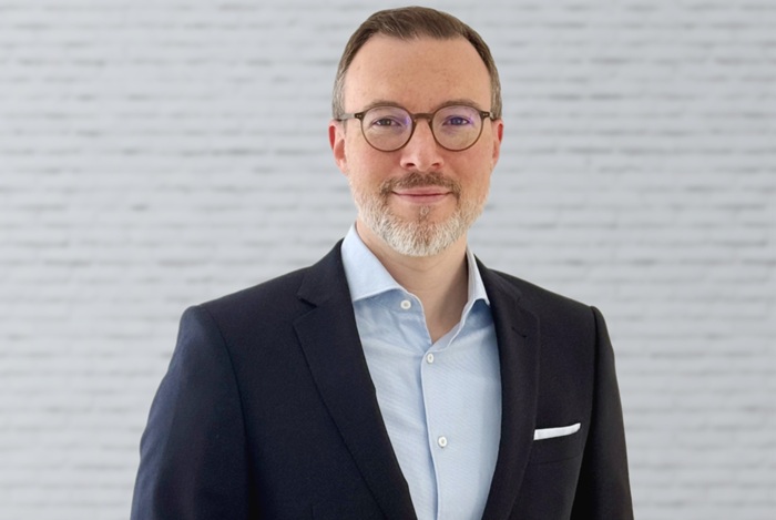 Mann mit Brille im dunklen Jacket