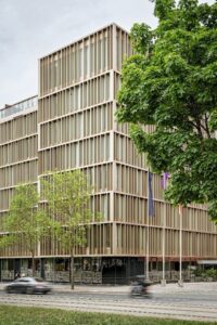 Mehrgeschossiges Gebäude mit stark vertikal strukturierter Fassade