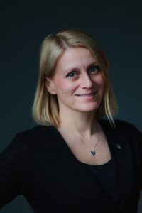 Frau mit blondem Pagenkopf