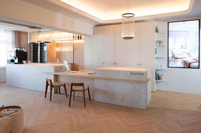 Rezeption der Villa Astoria in Kühlungsborn mit großformatiger, heller Dekton-Ava-Oberfläche von Cosentino.