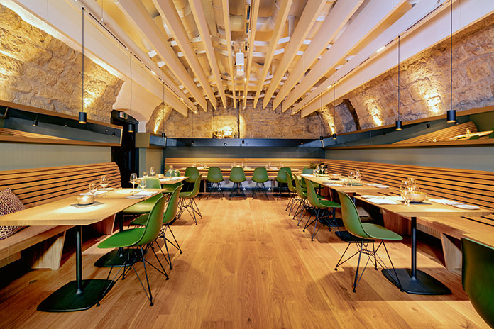 Modern gestalteter Gewölbekeller im Restaurant Walsers mit mechanischer Frischluftversorgung durch Lossnay-Lüftungssysteme von Mitsubishi Electric.