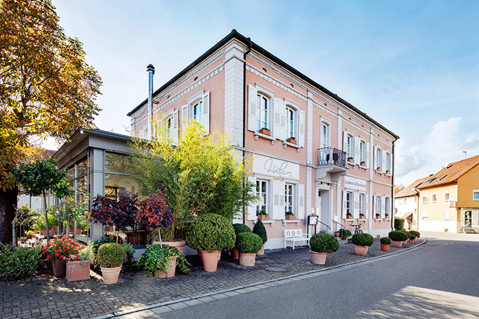 Außenansicht des Landhotels und Restaurants Walsers in Efringen-Kirchen nach der Sanierung mit angebautem Wintergarten.