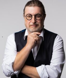 Mann in dunkler Weste