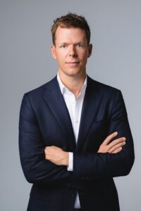 Junger Mann im dunklen Jacket